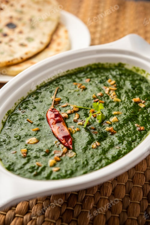 Preview: lasooni palak recipe or dhaba style garlic spinach curry, Indian main course served with naan