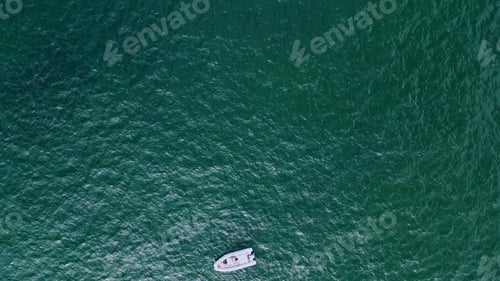 Vorschau: Segelkatamaran mit schwimmender Wasseroberfläche, Ansicht von oben. Luxus-Segelboot auf See