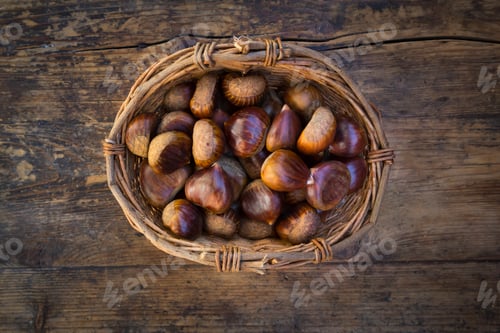 Preview: Roasted sweet chestnuts in a basket