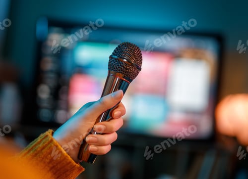 Preview: A woman holding a microphone