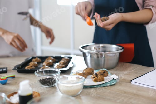 Preview: Cake Dough Into Round Shape With Hands