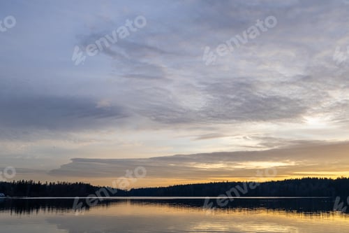 Vorschau: Ruhiger Sonnenuntergang über einem ruhigen Waldsee, umgeben von ruhiger Natur
