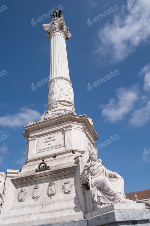 Vista previa: stone column with a bronze statue of a king Pedro IV at the top, Rossio Square, Lisbon, Portugal