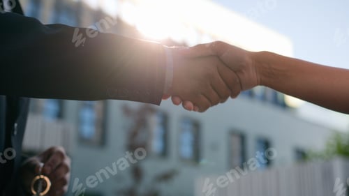 Vista previa: Closeup two people diverse multiracial man woman shake hands conclude successful contract agreement