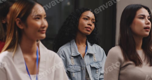 Preview: A young female company worker and colleagues are listening attentively to the team leader's lecture.