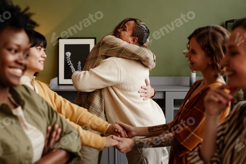 Preview: Friends happy to see each other