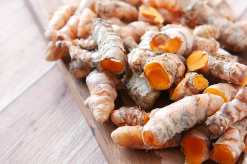 Preview: detail shot of turmeric root in a bowl on table