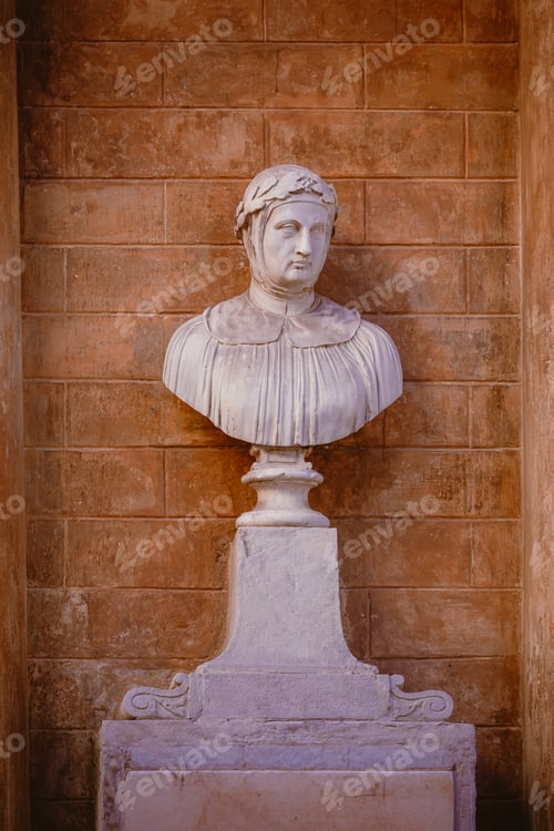 Preview: Half-bust statue in Pavia's historic center