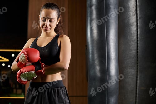 Preview: The warrior princess: a woman in a black top and red boxing gloves