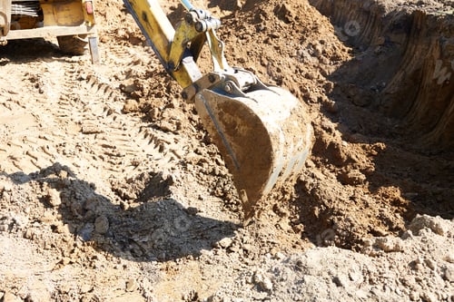 Vista previa: Un cucharón excavador cava con cuidado una zanja profunda para construir una casa