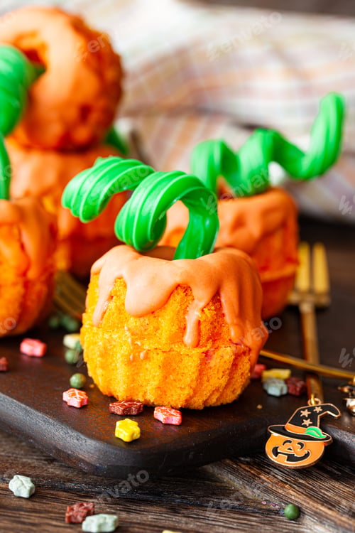 Preview: Little Halloween bundt cakes