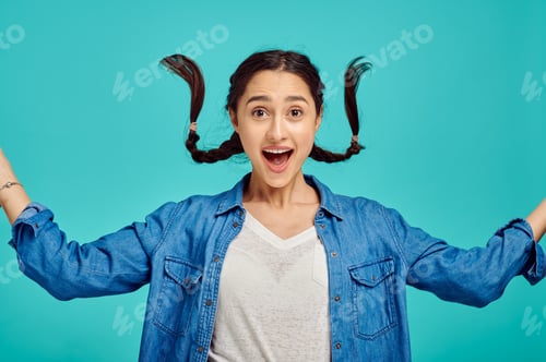 Preview: Funny surprised woman, positive emotion