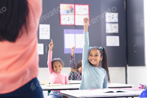 Visualização: Na escola, uma jovem professora birracial enfrenta sua turma diversificada na sala de aula