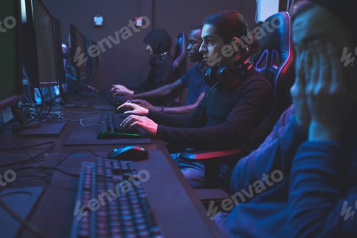 Preview: Addicted gamers in computer club