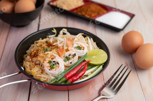 Preview: Pad Thai fresh shrimp in a pan.