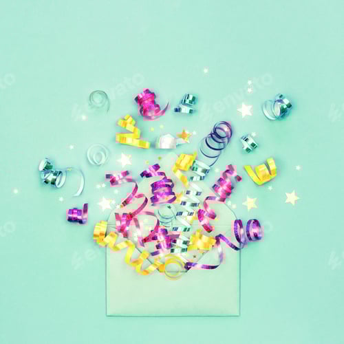 Visualização: Envelope com decorações de festa em fundo de hortelã.