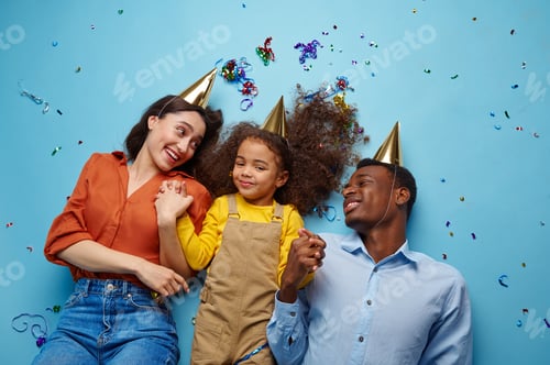 Visualização: Família em bonés comemora aniversário, fundo azul
