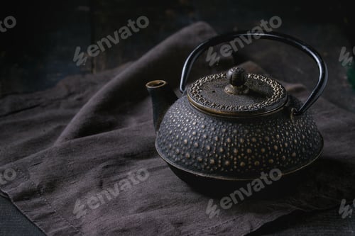 Preview: Black iron teapot