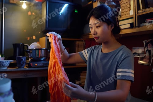 Preview: Girl looking at wet squeezed apparel