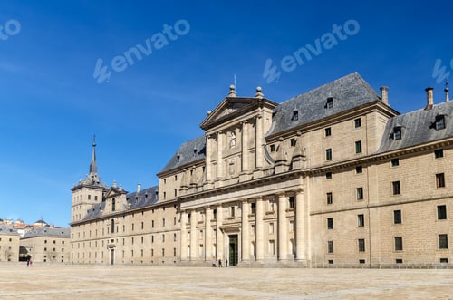 Preview: Expansive Palace Grounds with Ancient Architecture and Blue Sky