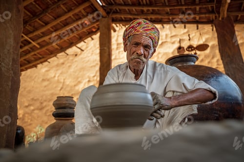 Preview: Potter at work makes ceramic dishes. India, Rajasthan.