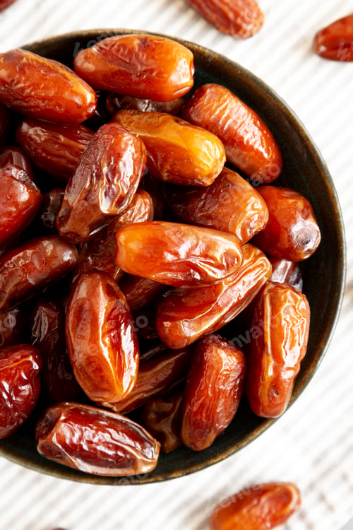 Preview: Organic Raw Dry Dates in a Bowl, top view. Close-up.
