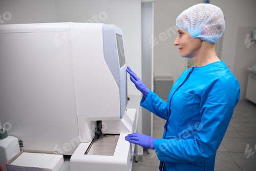 Preview: Female infectious disease specialist works in laboratory on modern equipment