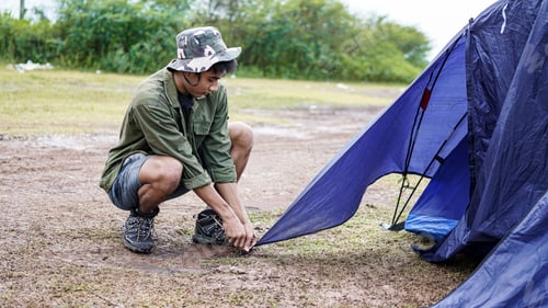Preview: traveller man put up the tent
