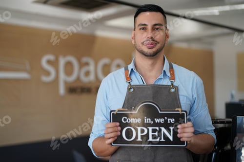 Preview: Business people working in the modern office