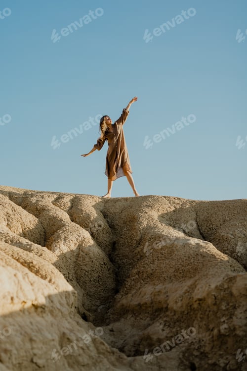 Preview: Woman at desert