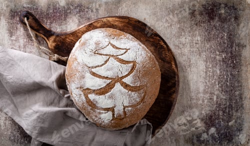Preview: Sliced rye bread on cutting board, closeup.