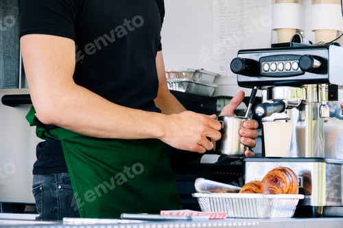Visualização: Conceito de food truck. Homem preparando café em uma pequena cafeteira.