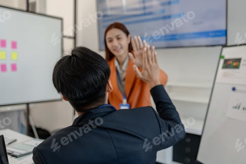 Preview: the group of business people showed their joy by clapping and giving high fives