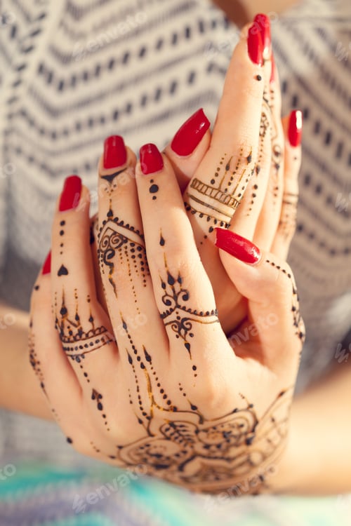 Preview: Red manicured hands with Mehndi