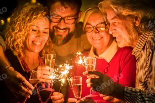 Visualização: grupo de pessoas comemorando o ano novo de 2024 após um difícil 2024 - adeus 2024