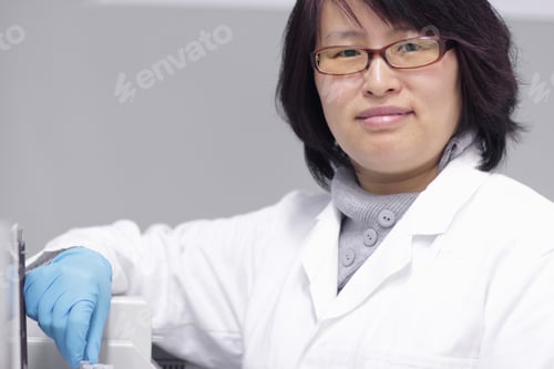 Preview: Scientist working in lab