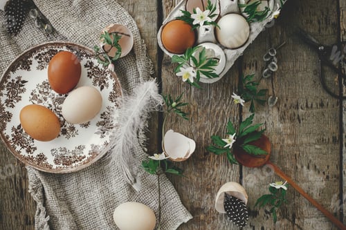 Preview: Happy Easter! Easter rustic still life, flat lay on rural wood