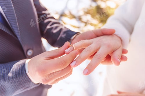 Preview: Bride and groom in winter close up
