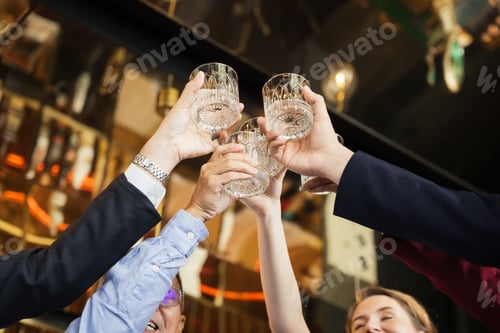 Visualização: Equipe de negócios dá copos tilintando em um brinde comemorativo