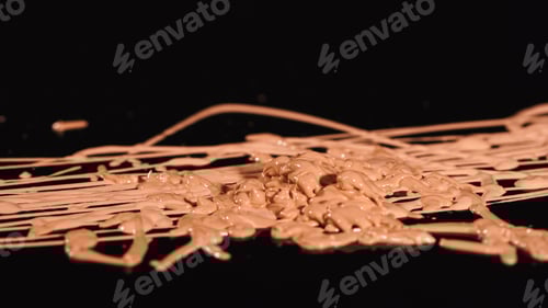 Visualização: Vista de perto do corretivo de maquiagem líquida na superfície preta