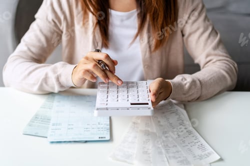 Preview: Stressed young woman calculating monthly home expenses