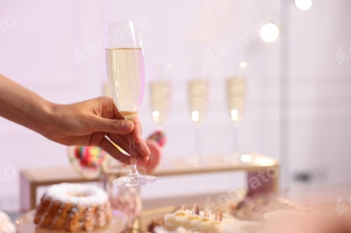 Visualização: Convidado tomando uma taça de vinho espumante da mesa do buffet, closeup. Espaço para texto