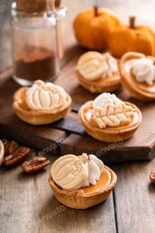 Preview: Mini pumpkin pies with pumpkin and fall leaves decoration