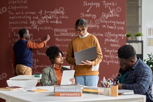 Visualização: Equipe de estudantes universitários negros fazendo estudo em grupo
