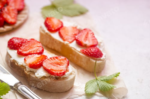 Preview: Strawberries sandwiches with cheese
