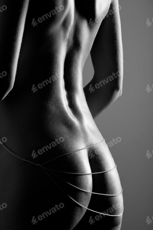 Preview: Black and white photo of naked female body