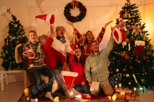 Visualização: Feliz celebração da véspera de Natal, a família se reúne em casa para compartilhar alegria e presentes