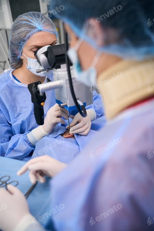 Preview: Surgeon performs an operation using a surgical microscope