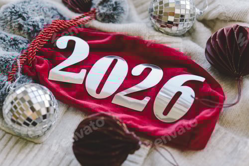 Visualização: Ambiente aconchegante de inverno com uma bebida quente, decorações festivas e Ano Novo? s números.