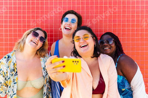 Preview: Group of plus size women with swimwear at the beach